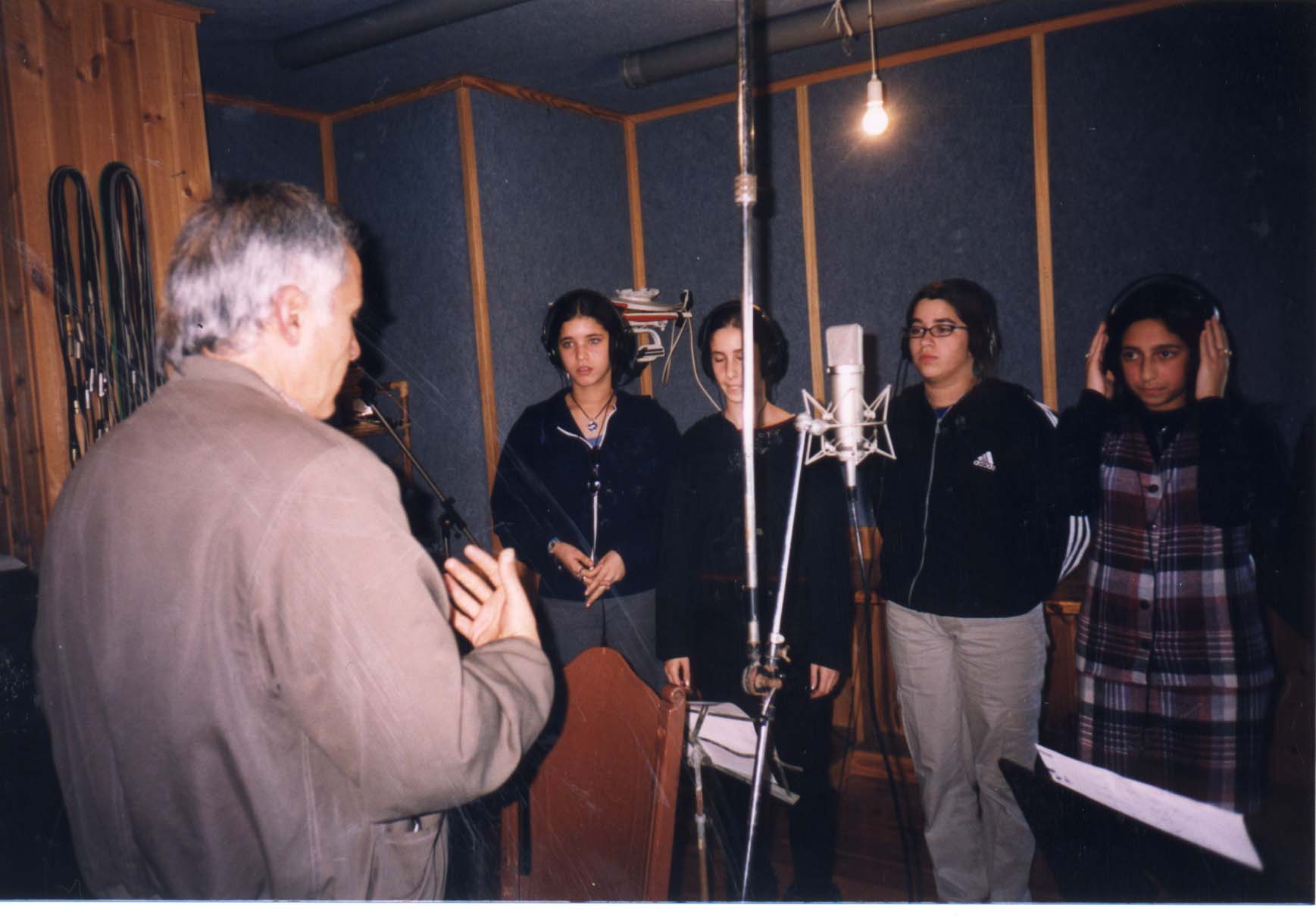 ג'ורג' יוסוף סמען מדריך את הזמרים בהקלטת השיר 'שנהיה'