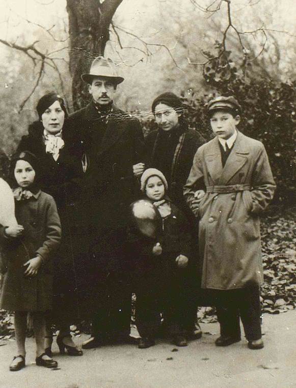 שמר עם המשפחה שנספתה בשואה. משמאל בת הדודה למק
