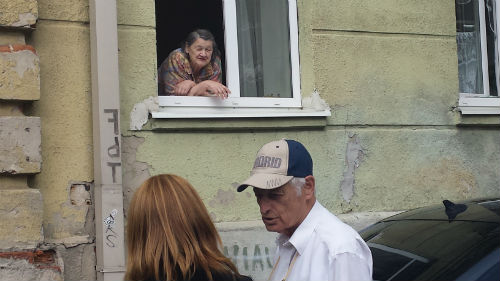 האישה שבתמונה הזו אמרה לנו בגילוי לב, שבבית בו היא גרה, חיו פעם יהודים